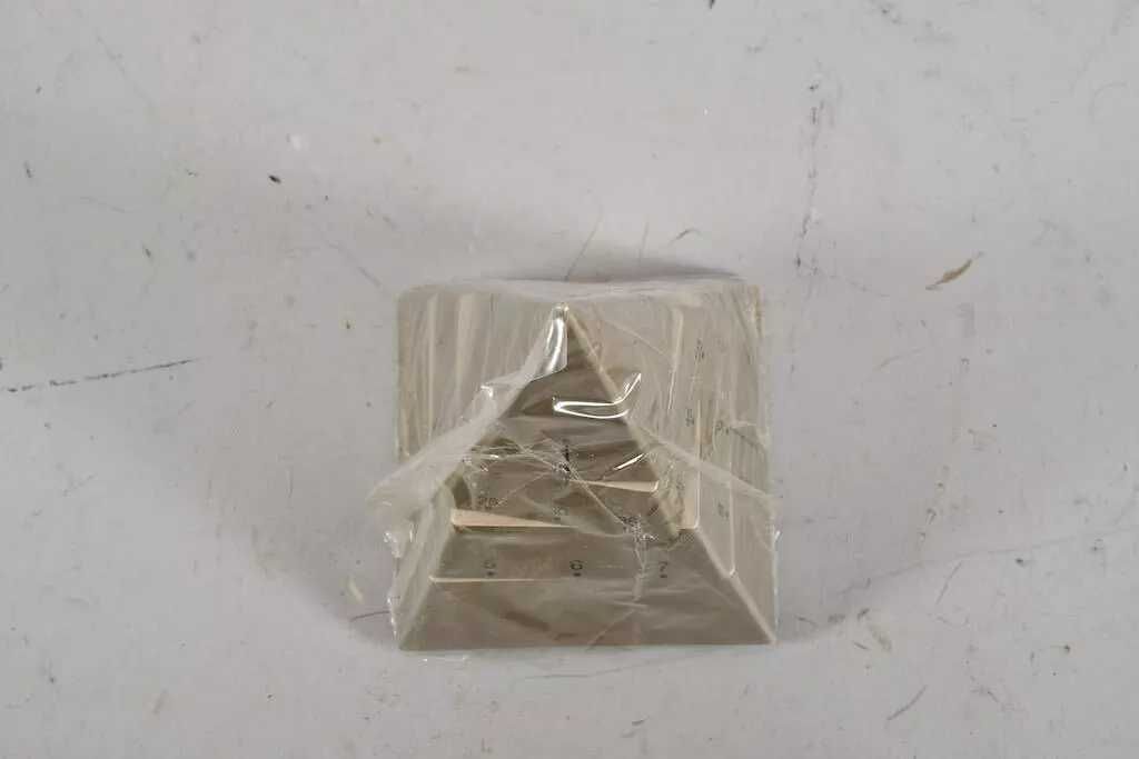Zegar biurkowy w kształcie piramidy Time Pyramid 1988 Quartz ORYGINAL