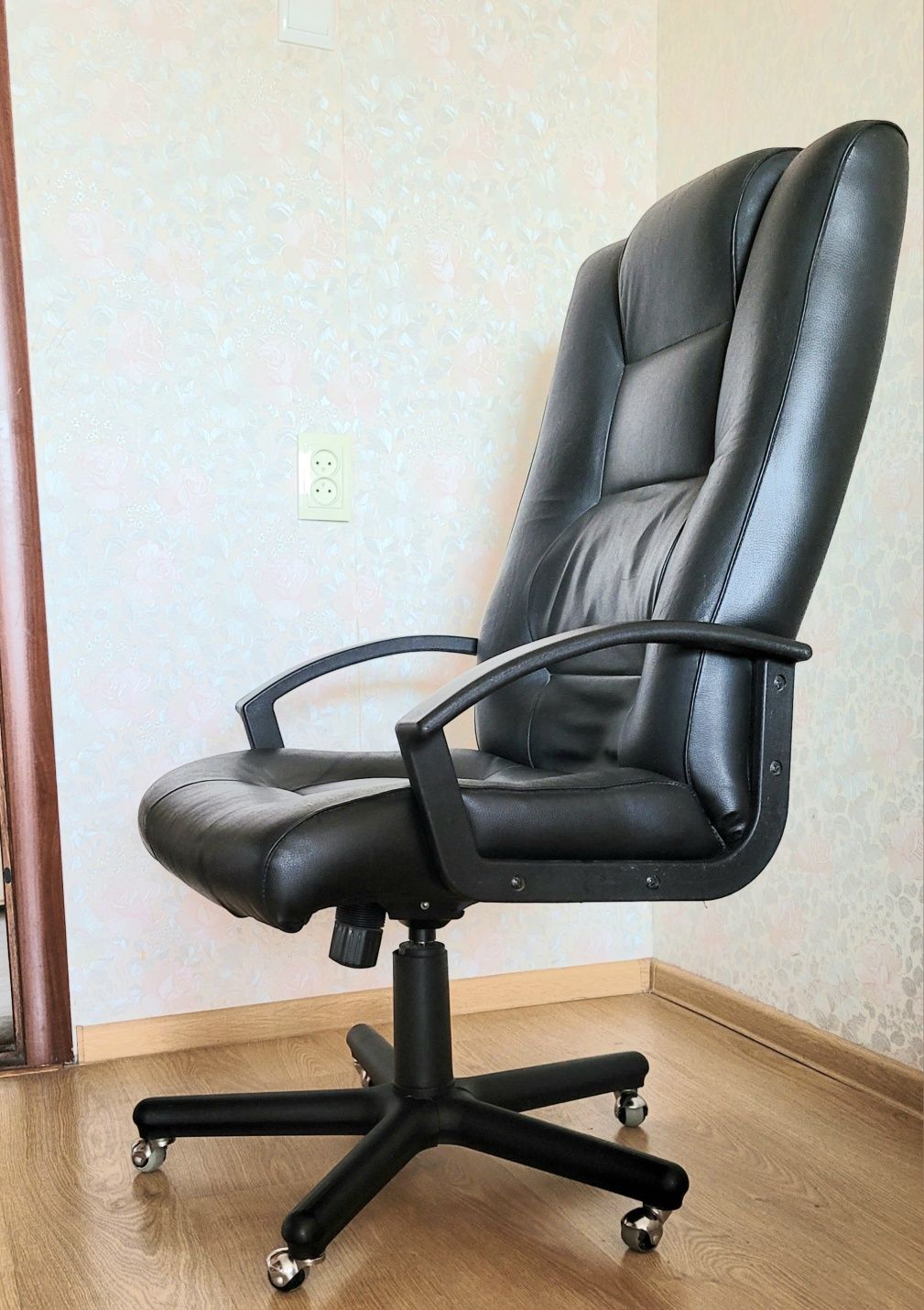 Продам офісне крісло