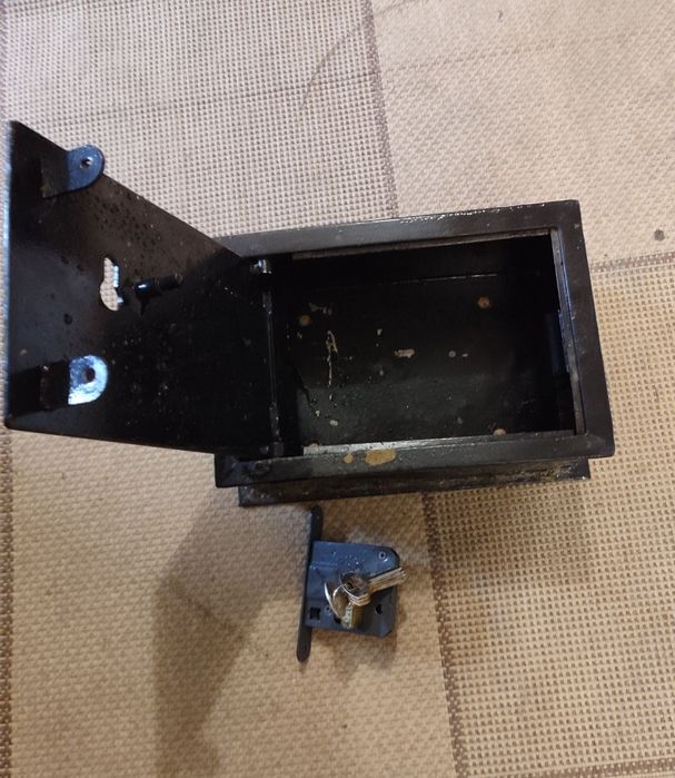 Продам сейф для денег, документов и пистолета.