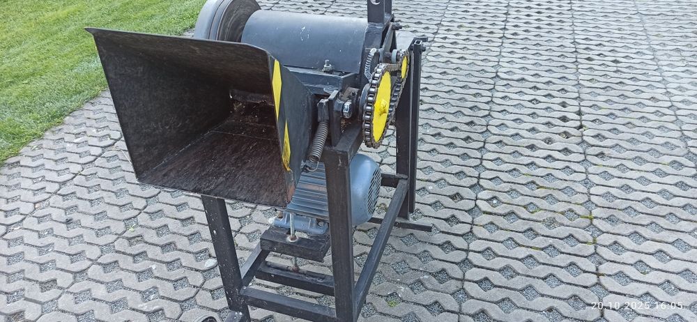 Rębak, rozdrabniacz do gałęzi.