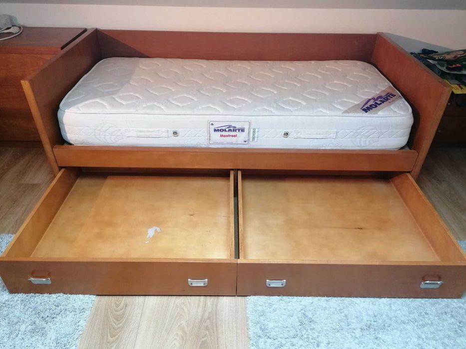 Cama de solteiro em MADEIRA, em muito bom estado - Sintra