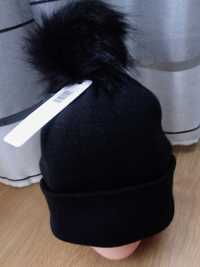 Nowa czapka z pomponem czarna damska