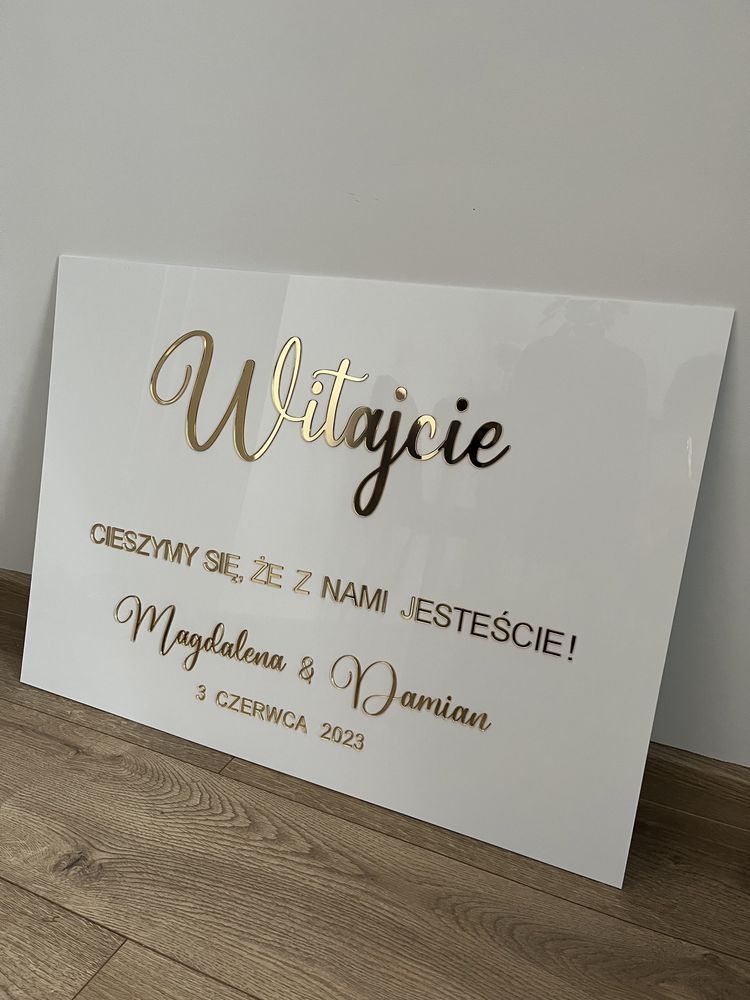 Tablica powitalna na wesele z napisami pleksi