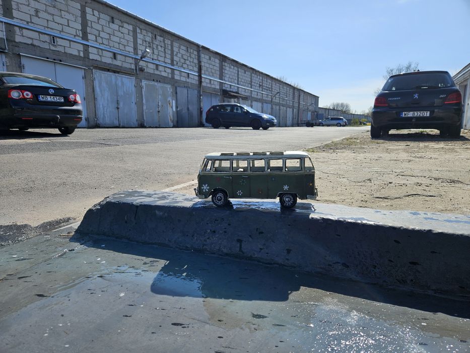 Metalowy samochód dekoracja retro