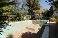 Quinta com terreno, churrasqueira e piscina na zona de Avelar!