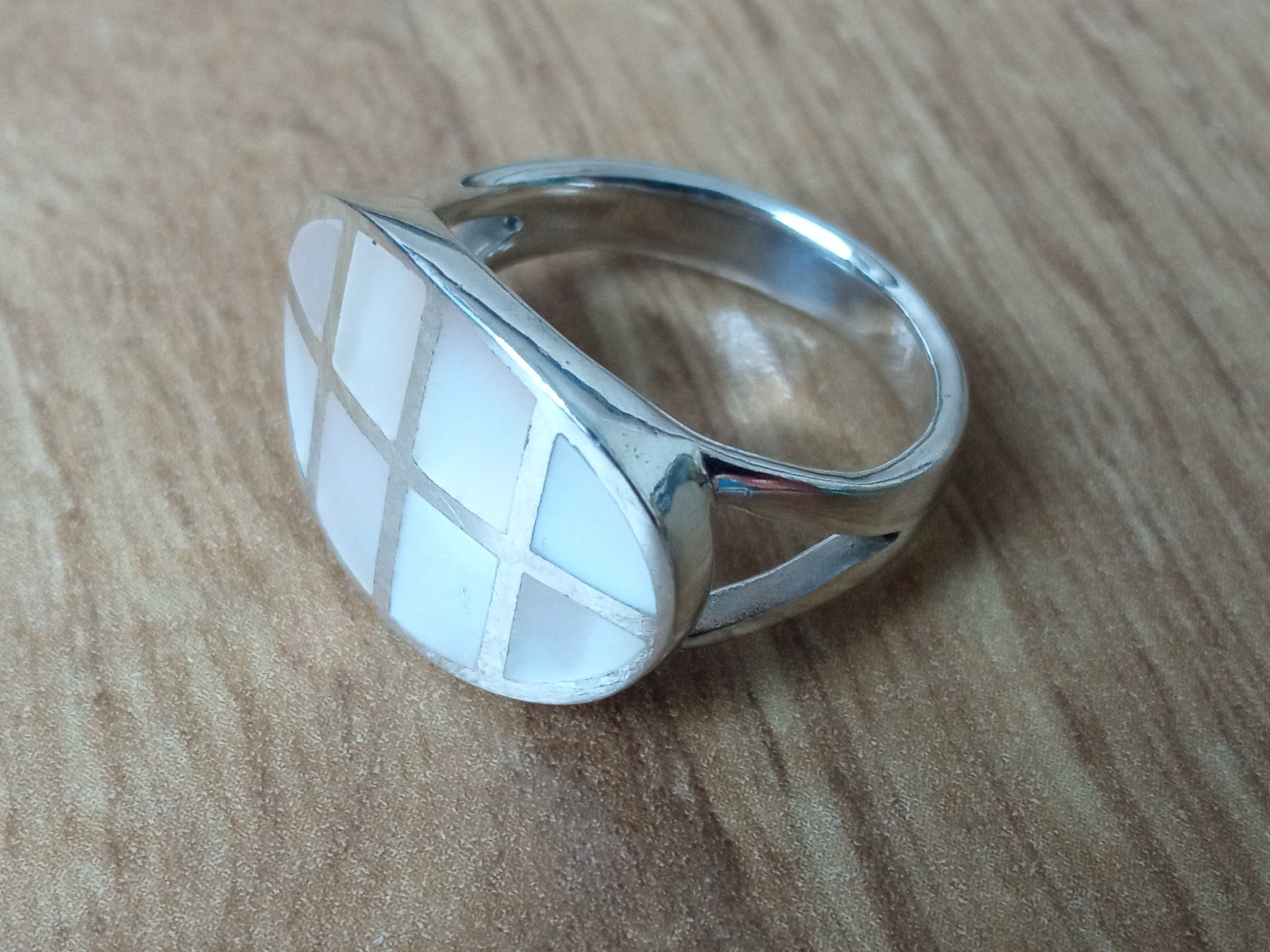 Srebrny pierścionek z masy perłowej biały owalny r 19 7 g s 925