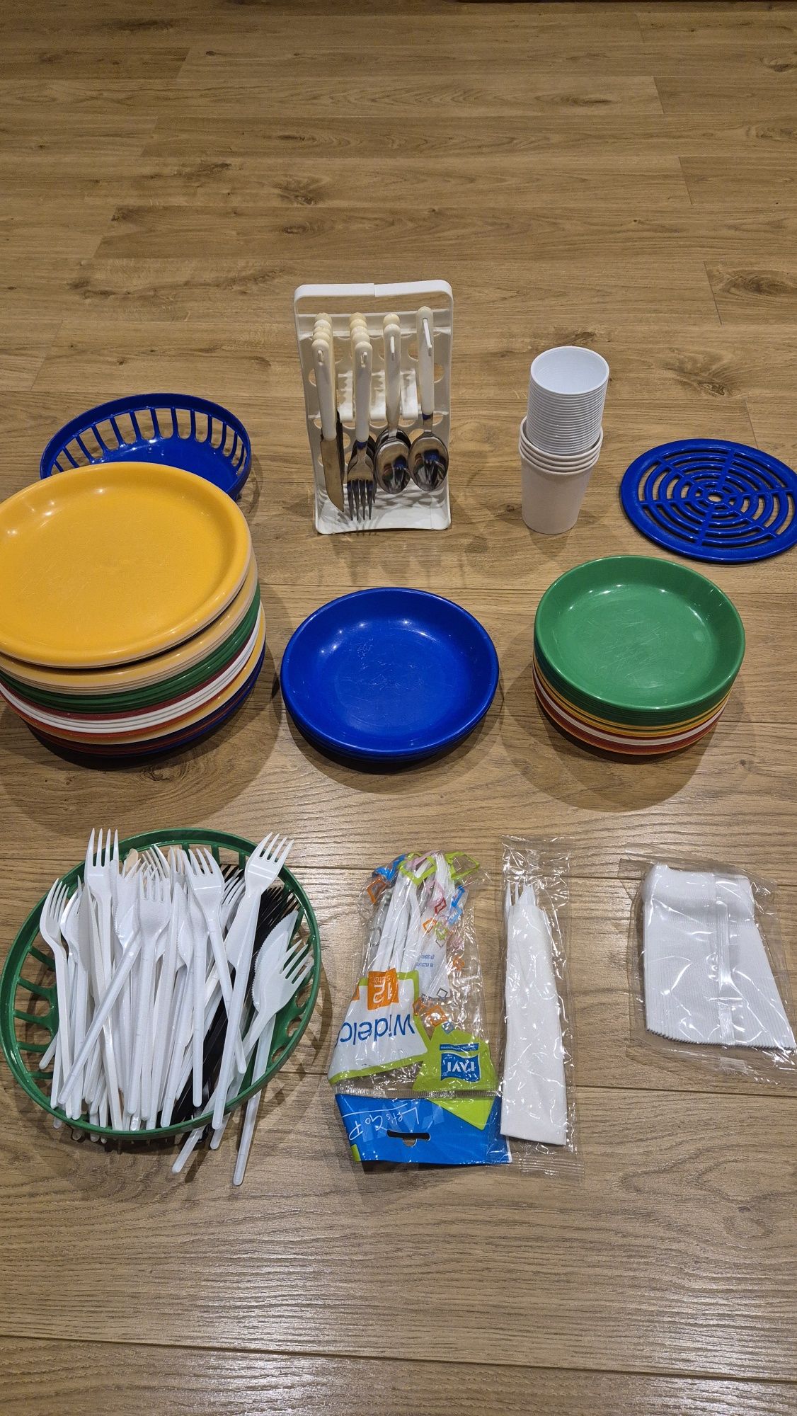 Komplet plastikowych naczyń ogrodowych na grila