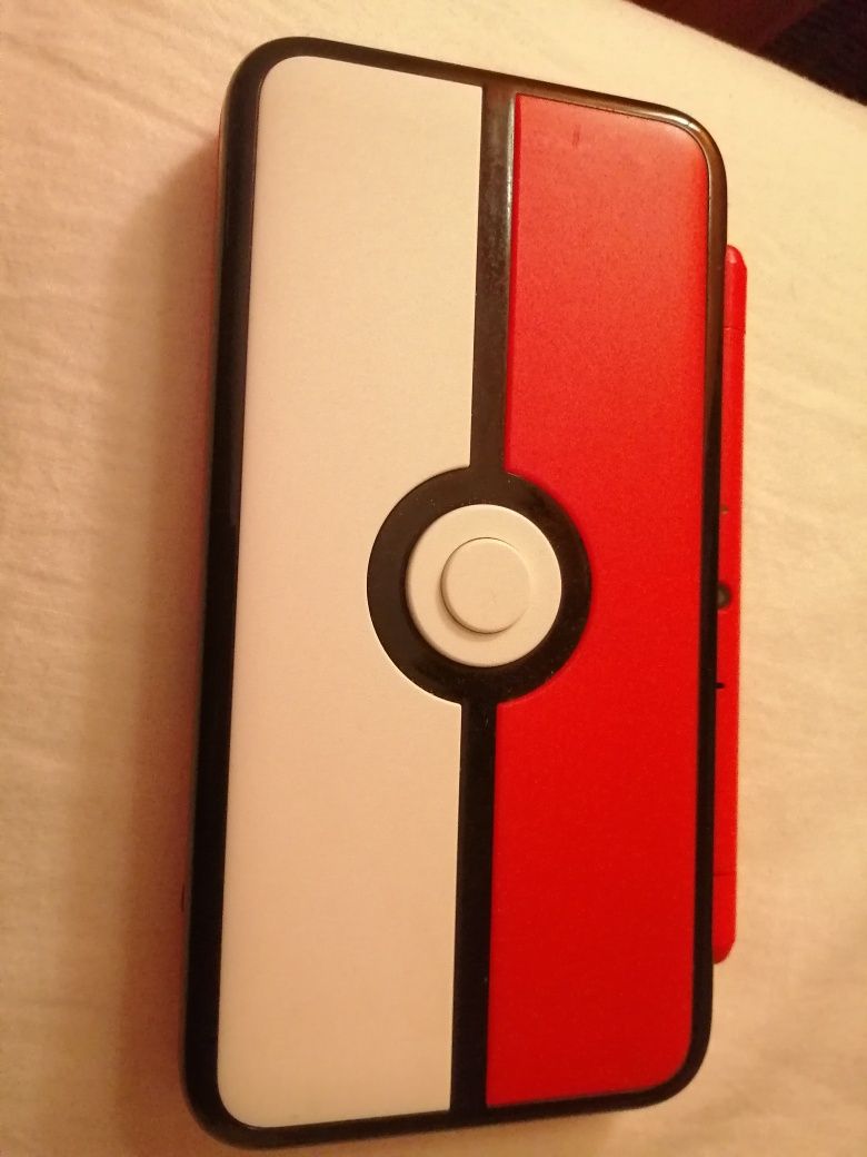 Nintendo 2DS XL edição pokeball.