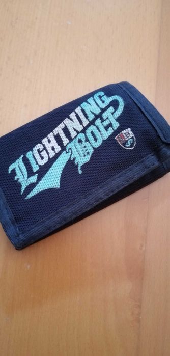 Carteiras marca skulk e lightning bolt