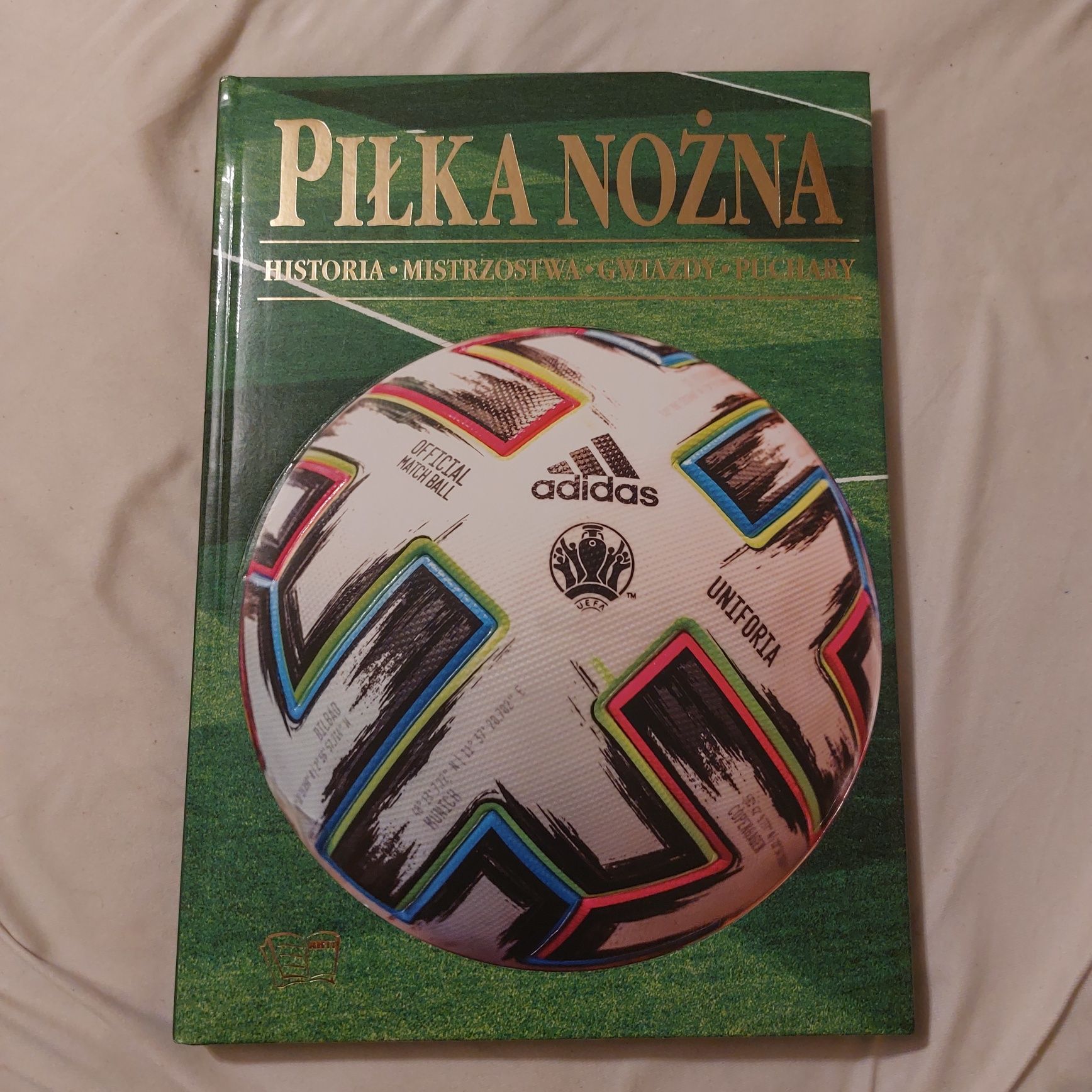 Piłka nożna. Historia, mistrzostwa, gwiazdy, puchary.
