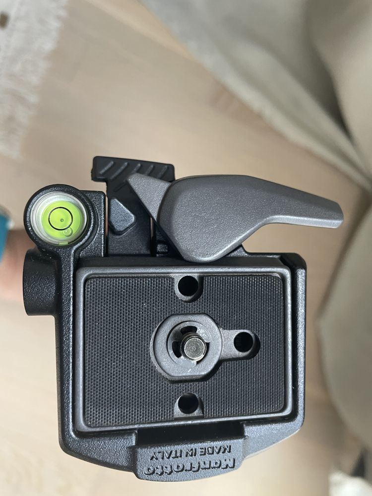Statyw Velbon z głowicą Manfrotto