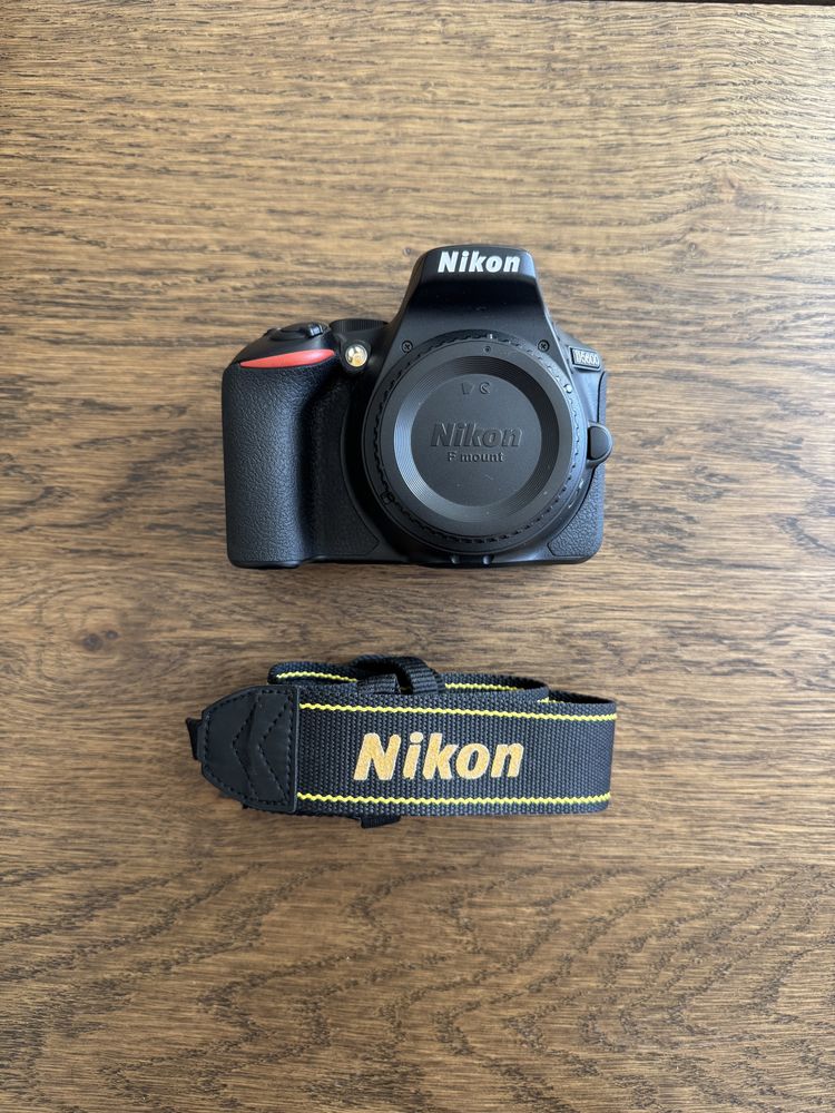 KIT Nikon D5600 + 2 Objetivas (18-140mm + 35mm) + 2 Baterias + Capa