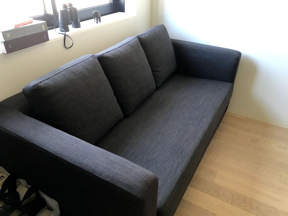 Sofá de três pessoas, em tecido cinza escuro, excelente estado!