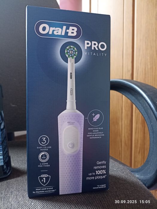 Электрическая зубная щетка Oral-B Vitality Pro лиловая
