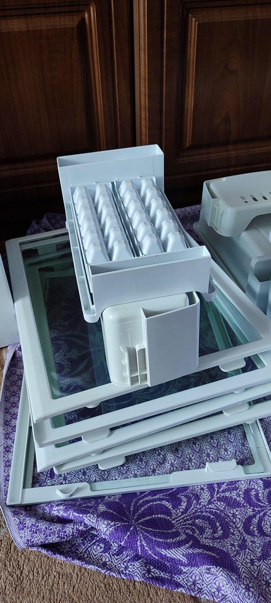 Продам полички і кошики від холодильника