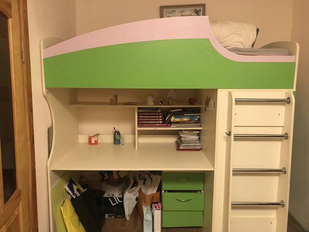Кровать - чердак со шкафом и столом