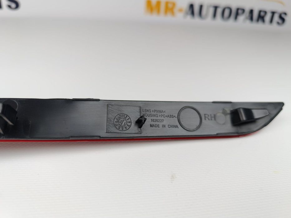 Відбивач катафот заднього бампера лівий правий Tesla Model Y