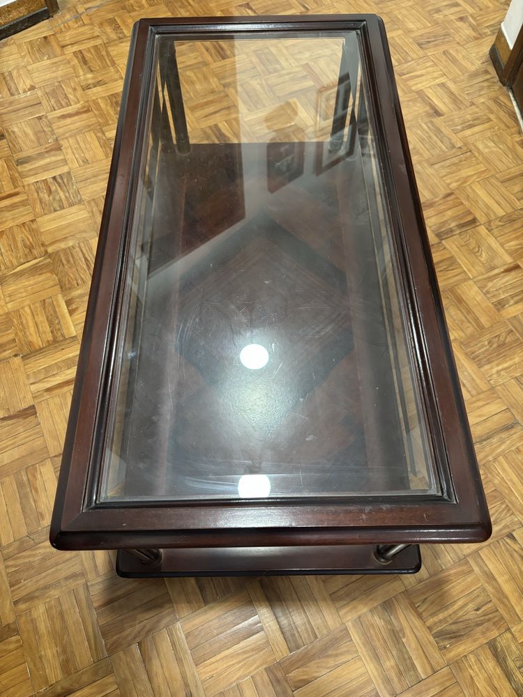 Cristaleira vitrine com iluminação e mesa baixa