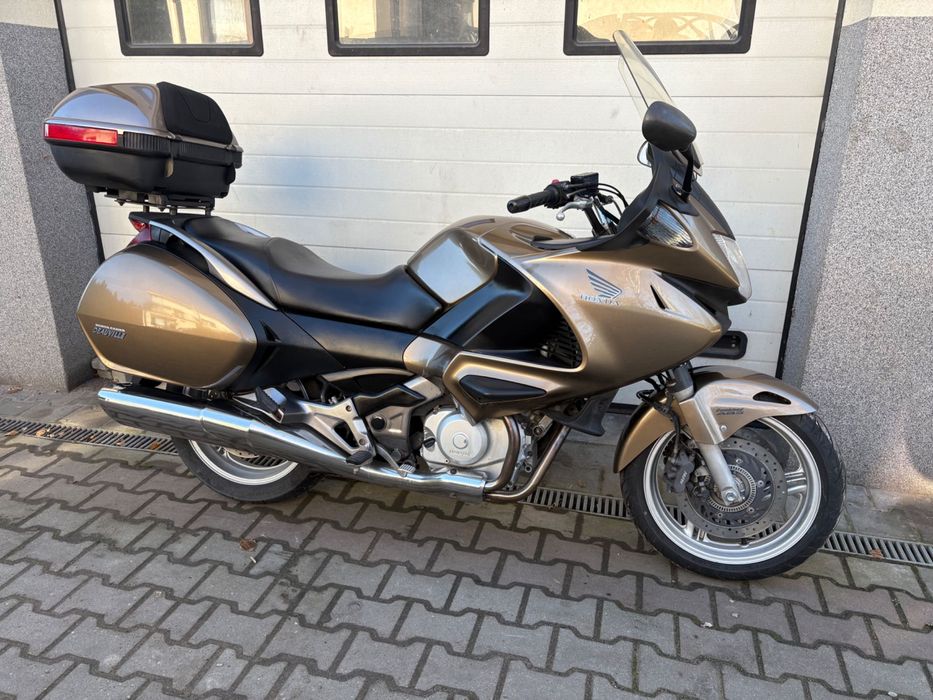 Honda Deauville 700.