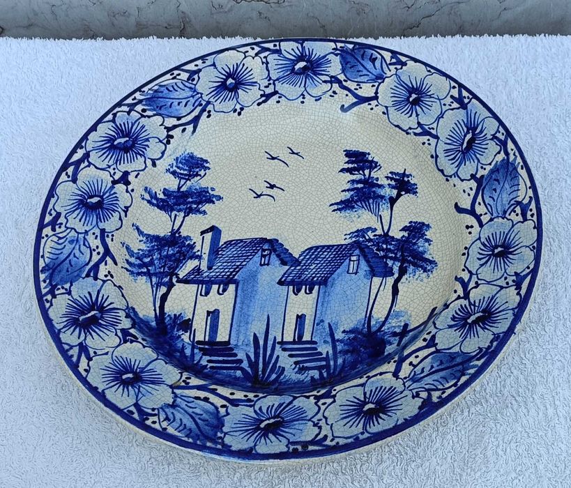 Prato faiança pintado a mão em azul decorativo