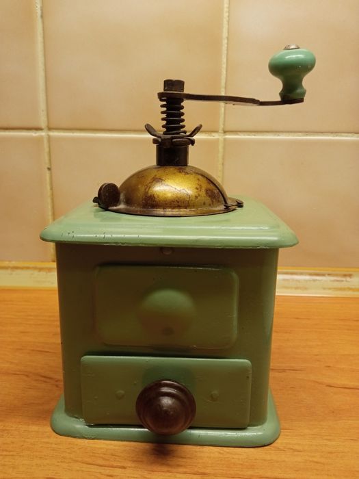 Stary metalowy młynek do kawy lub pieprzu