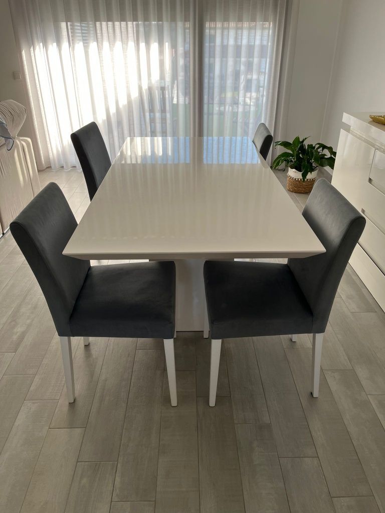 Mesa de Jantar + Cadeiras