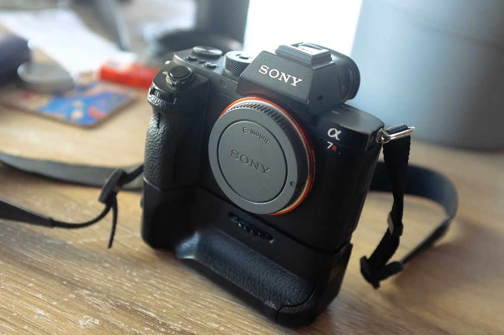SONY A7R II ILCE7RM2 + grip + 3 obiektywy - w pełni sprawny!