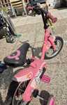 Bicicleta em tons rosa para criança