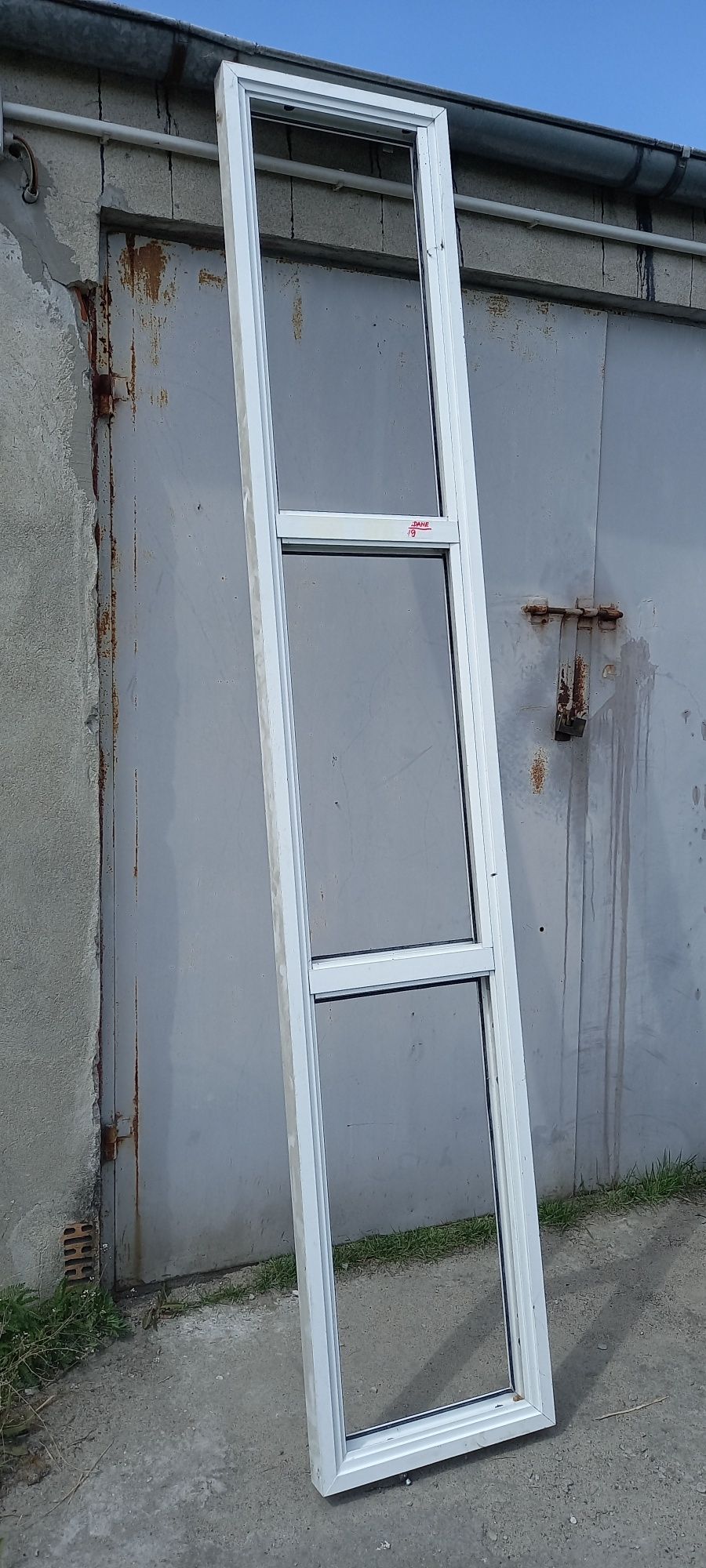 Biała aluminiową ścianka działowa, świetlik przydrzwiowy