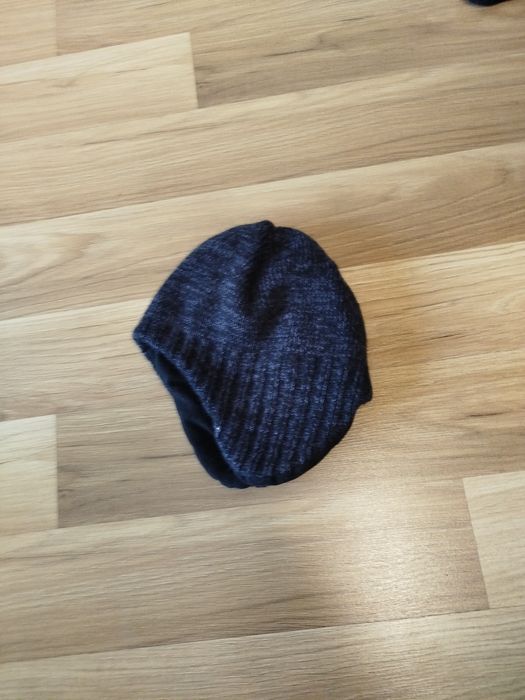 Czapka czarna na uszy boki