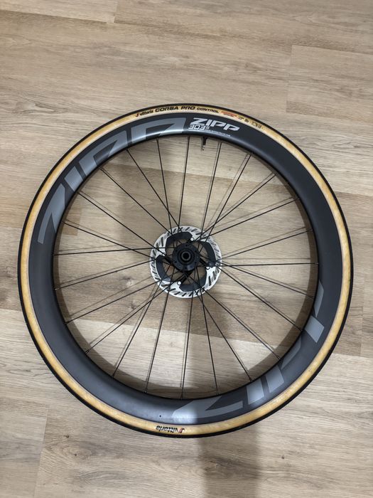 Roda frente Zipp 303 S em carbono, compatível com tubeless disco
