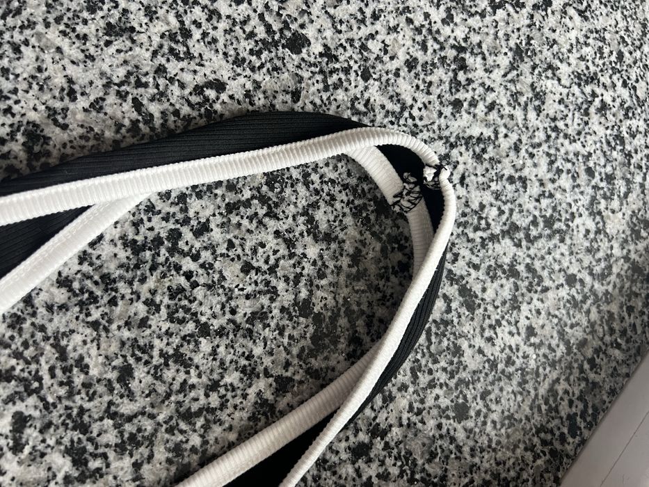 Боді з глибоким вирізом