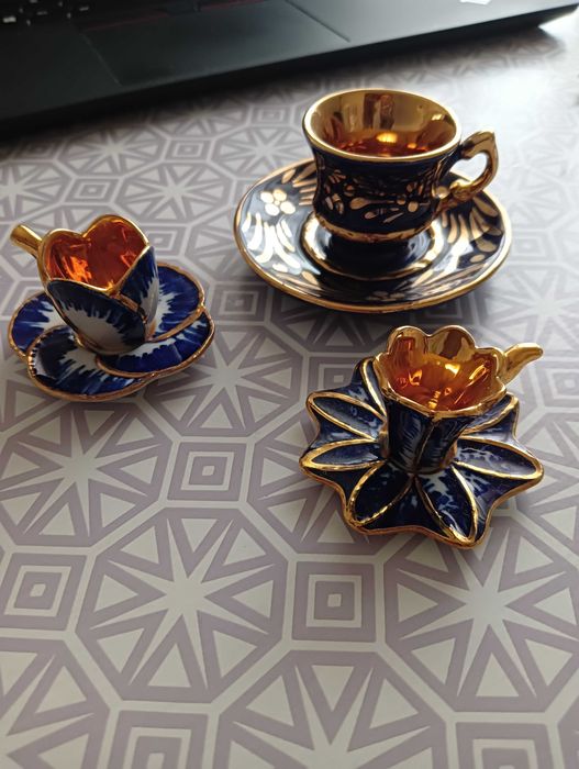 Chávenas de porcelana azul cobalto de pasta de Limoges