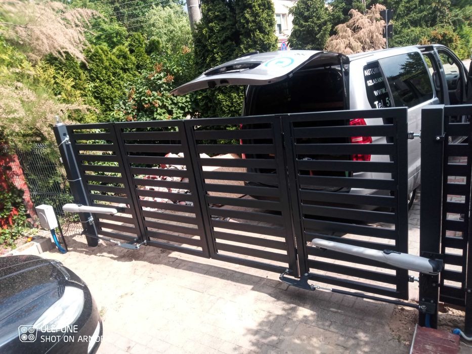 Brama harmonijkowa, łamana, mechanizm składania skrzydeł bramy