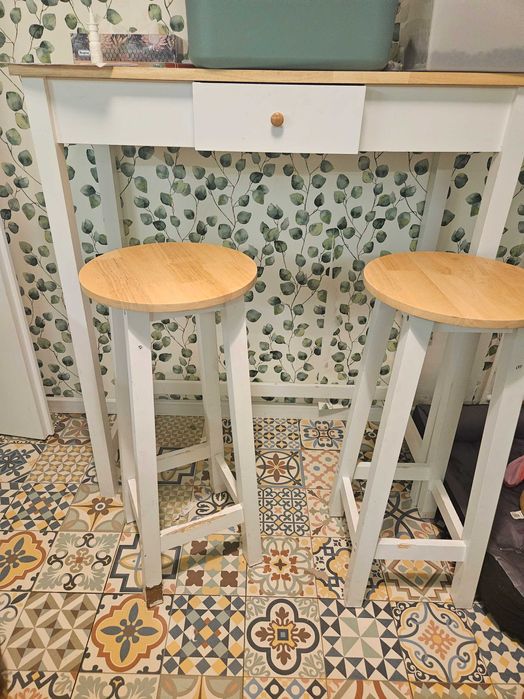 Stol z hokerami oddam