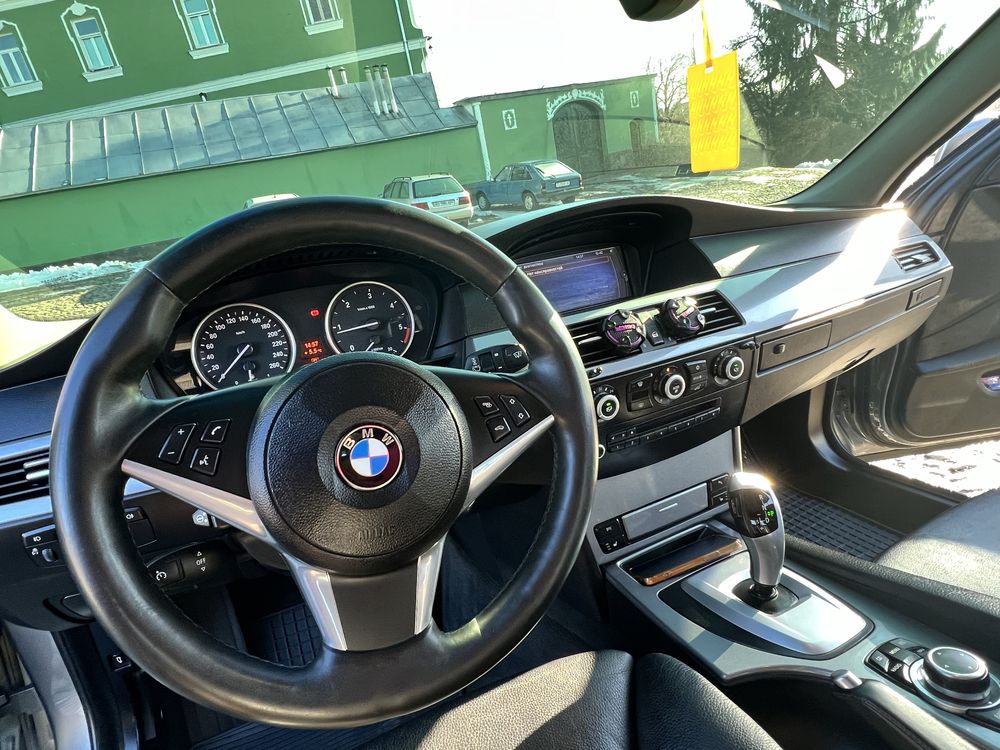 Машина BMW 520 d