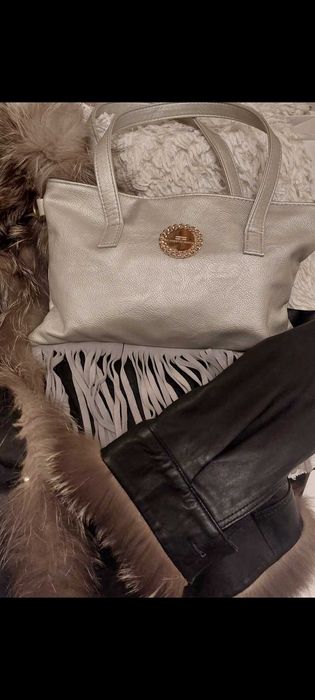 Stylowa srebrna torebka z ozdobnymi frędzlami