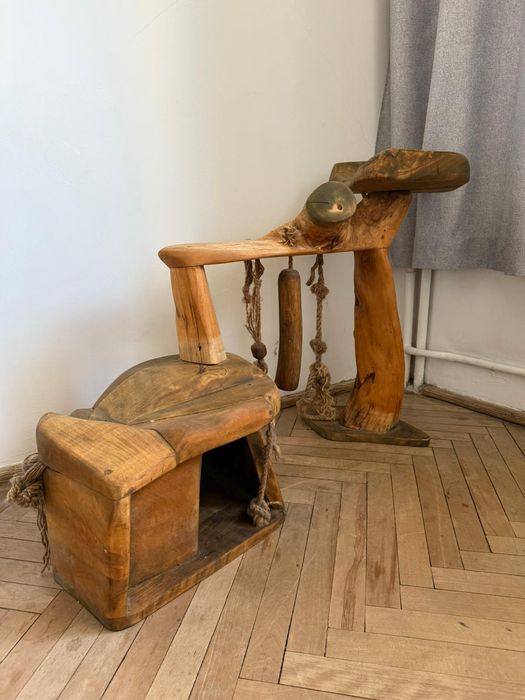 Ręcznie wykonany drapak dla kota z litego drewna – unikatowy design