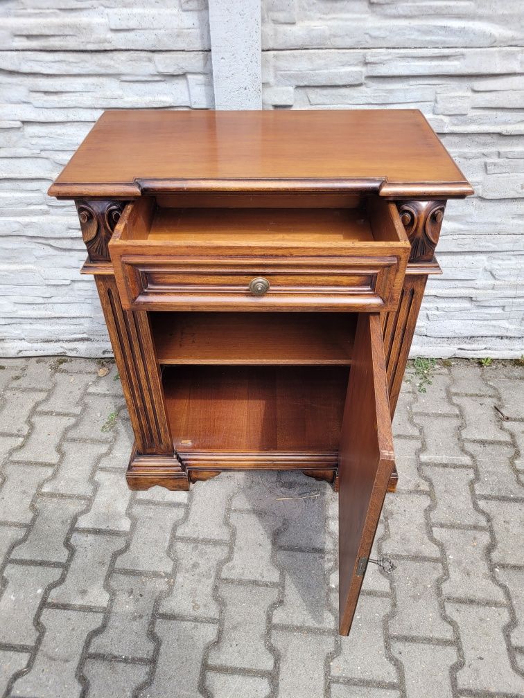 Elegancka komoda Ludwikowska.