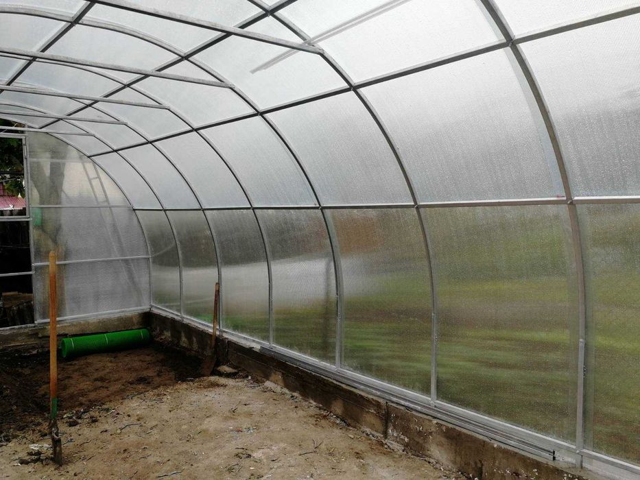 Теплиці та парники для вирощування овочів та росзади