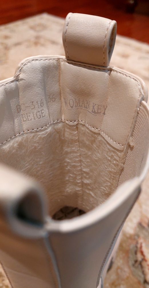 Bota meio cano cor beige