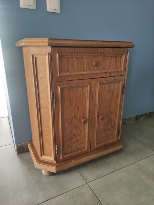 Mała, zgrabna komoda