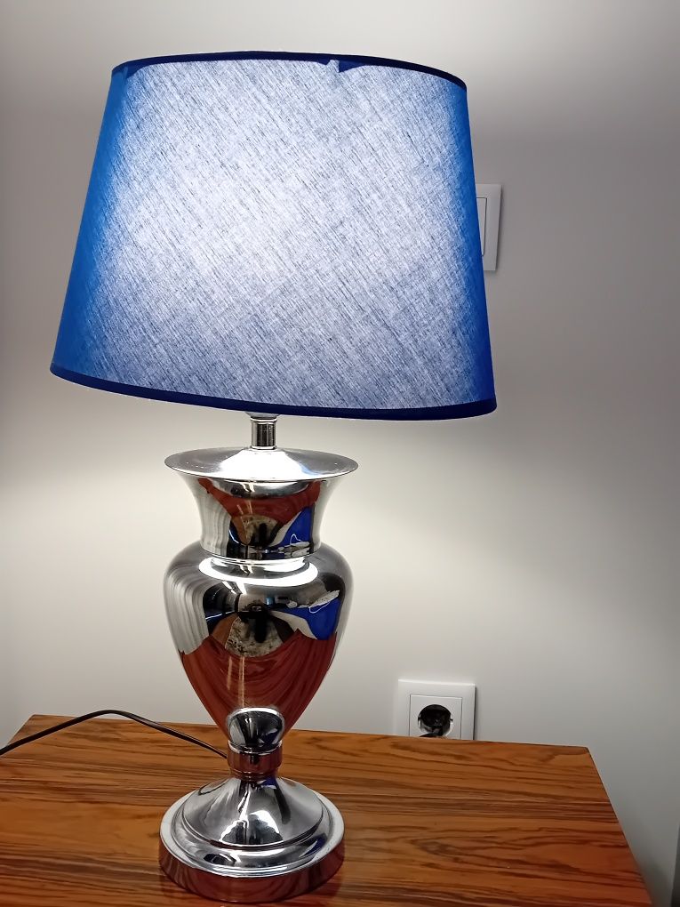 Candeeiro de mesa prateado