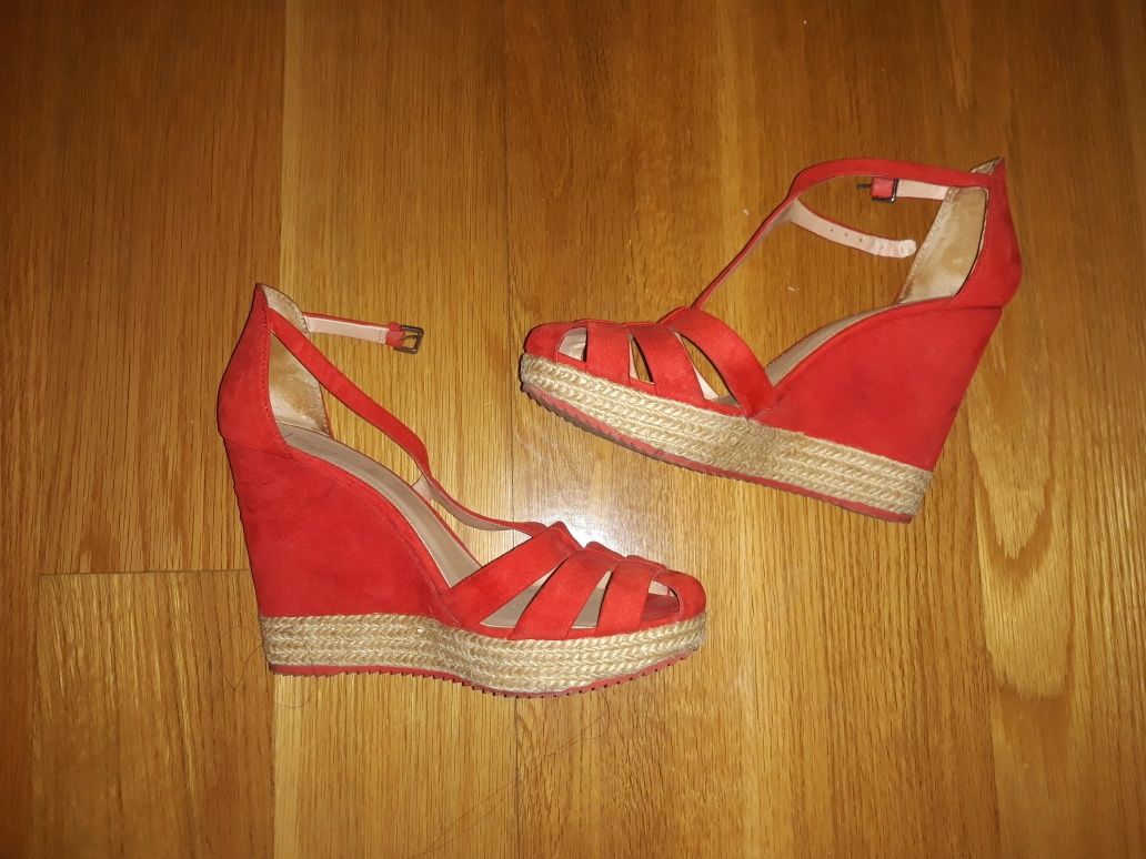 Sandálias em cunha vermelhas