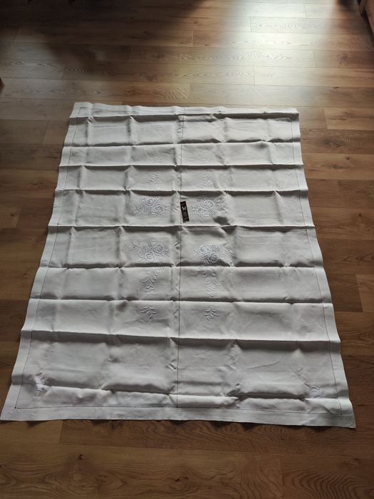Ręcznie haftowany obrus Makowianka  140x180