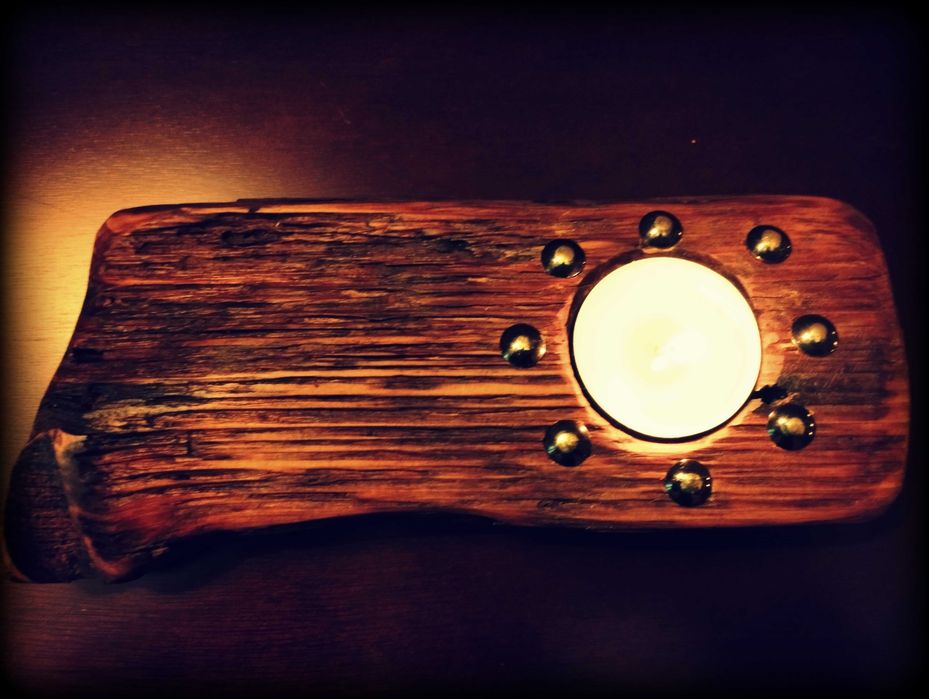 Drewniany ręcznie robiony świecznik podgrzewacz