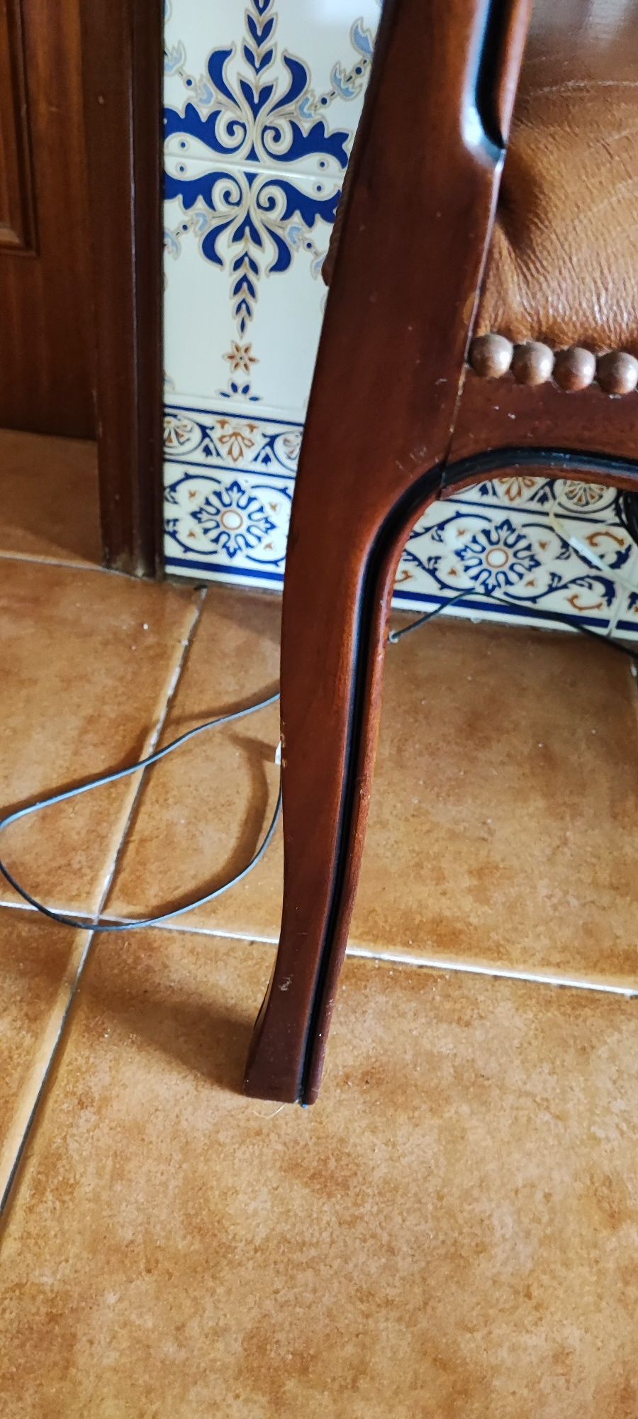 Banco com mesa telefone