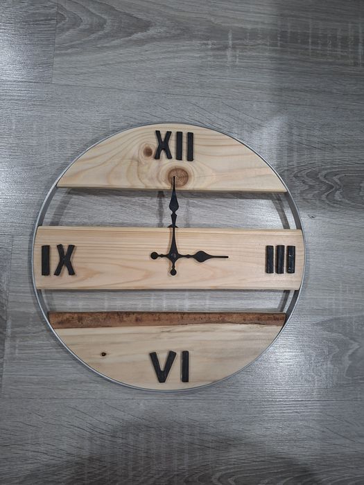 Zegarek scienny drewniany