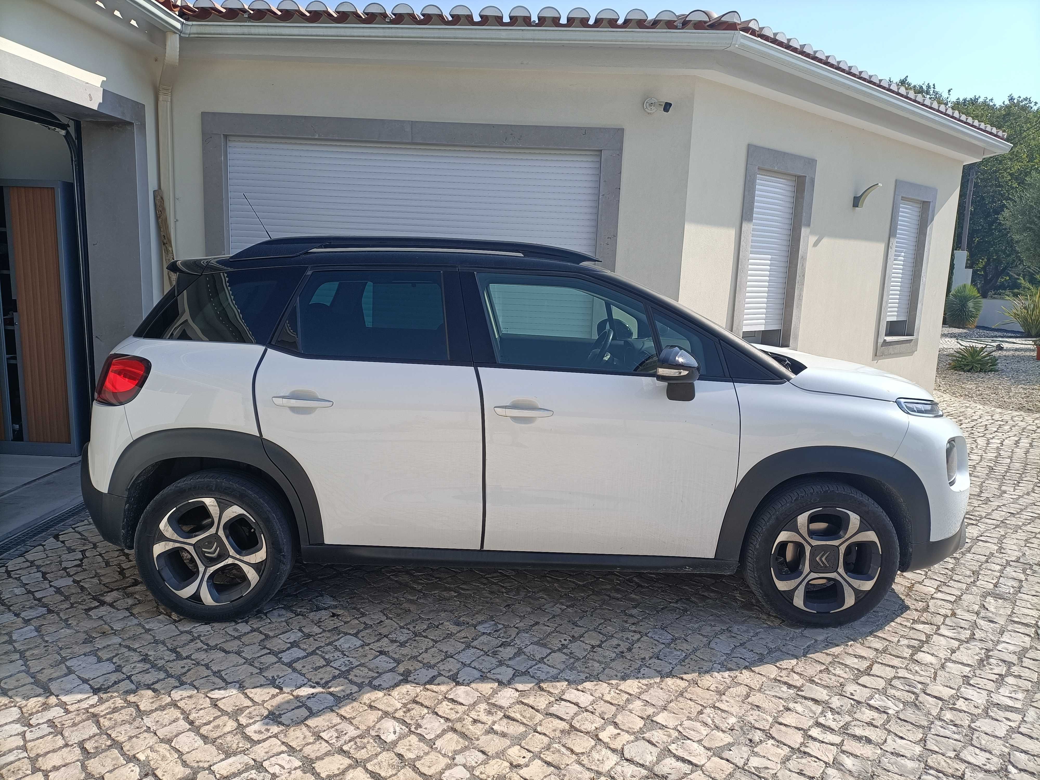 Belo carro branco e preto automático,