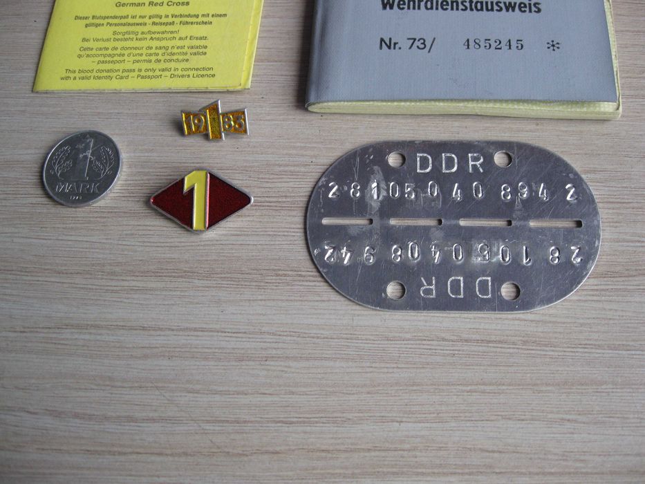 Stary nieśmiertelnik + książeczka wojskowa Wehrdienstausweis DDR NVA